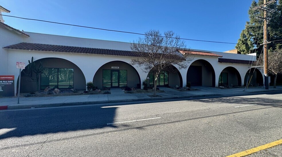 More Photos Of 18320-18330 Oxnard St, Tarzana Warehouse For Lease