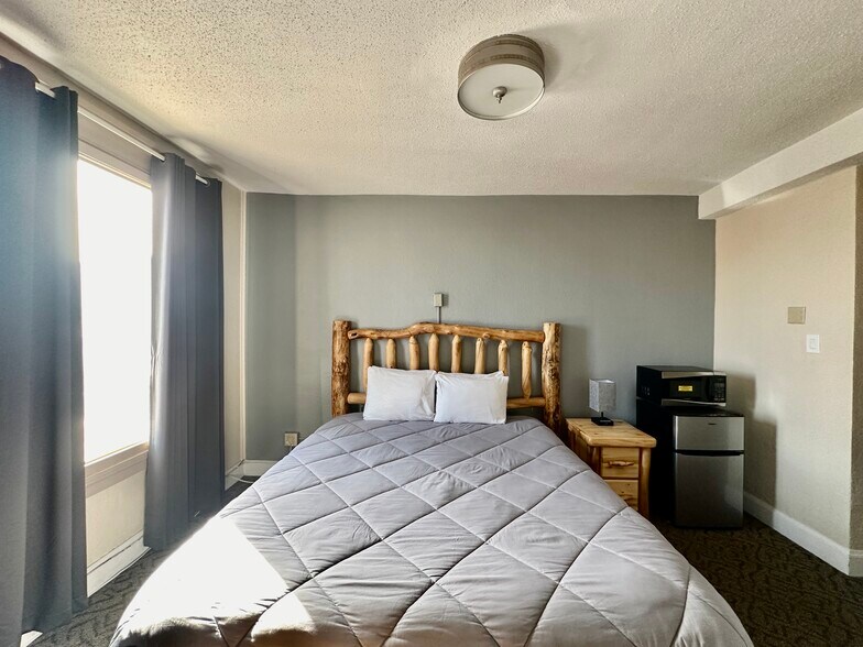 More Photos Of 925 1st Ave, Monte Vista Hotel For Sale