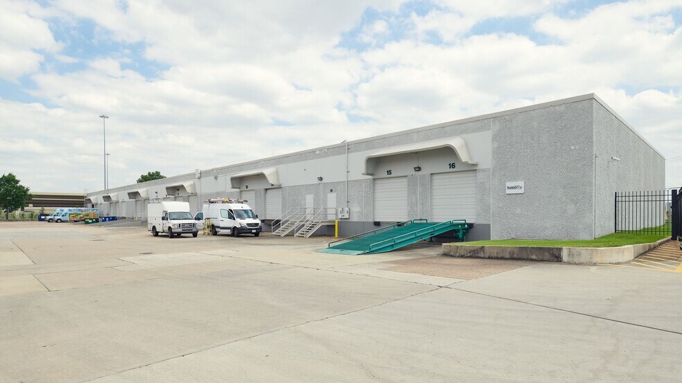 More Photos Of 4444-4464 W 12th St, Houston Unknown For Lease