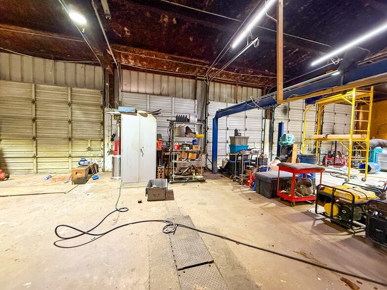 More Photos Of 2105 N Main St, Vidor Warehouse For Sale