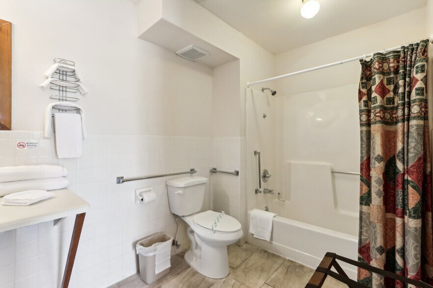 More Photos Of 910 River Rd, Wisconsin Dells Hotel For Sale