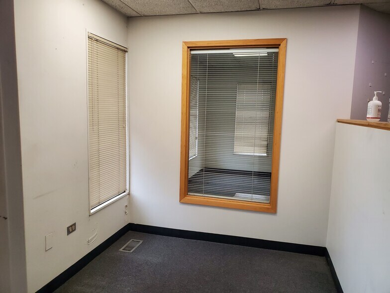 More Photos Of 17500-17516 S Carriageway Dr, Hazel Crest Office For Sale