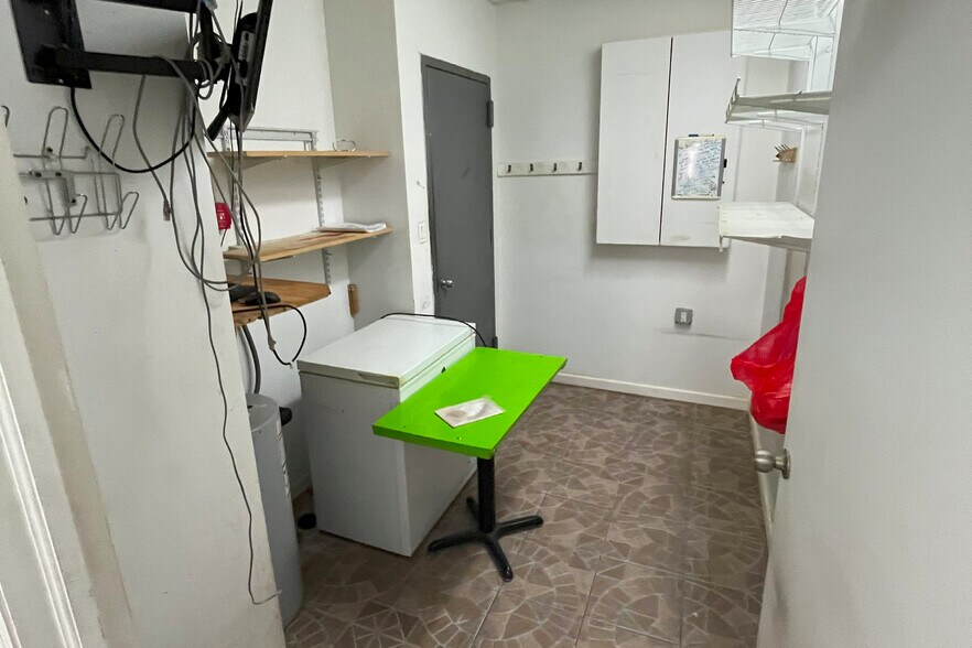 More Photos Of 18 W 14th St, New York Apartments For Lease