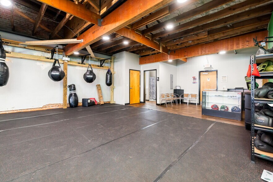 More Photos Of 111 Bank St, Oxford Sports And Entertainment For Lease