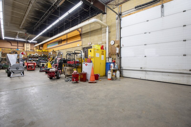 More Photos Of 999 W Winneconne Ave, Neenah Freestanding For Lease