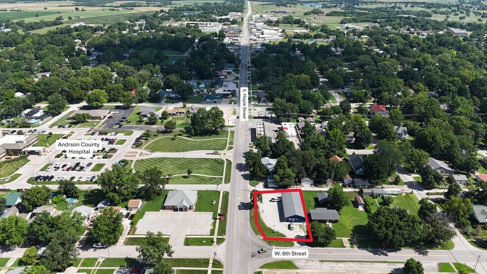 More Photos Of 427 W 6th Ave, Garnett Storefront Retail Office For Sale