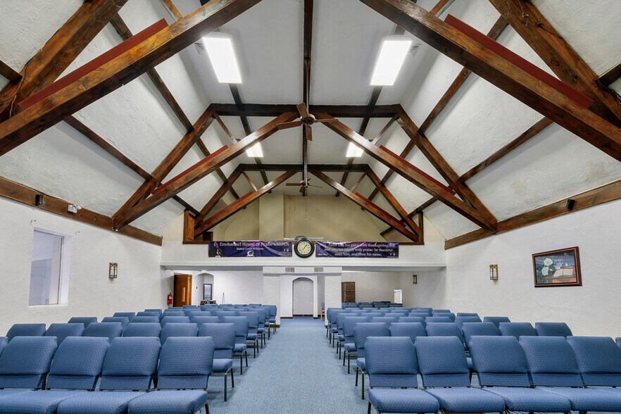 More Photos Of 338 Hazel St, Poplar Bluff Showroom For Sale