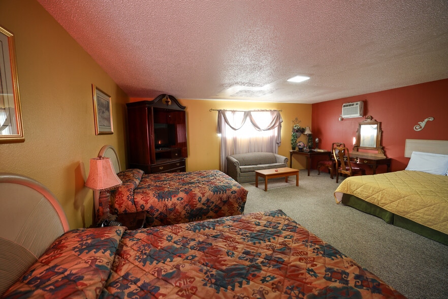 More Photos Of 205 E Broadway St, Fritch Hotel For Sale