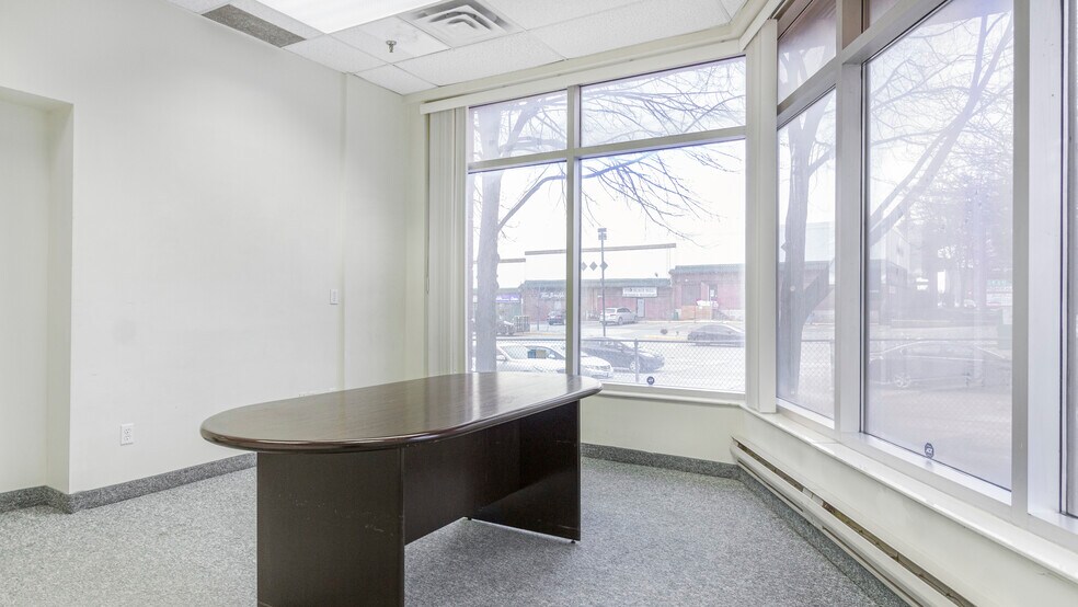 More Photos Of 918 Dundas St E, Mississauga Office For Lease