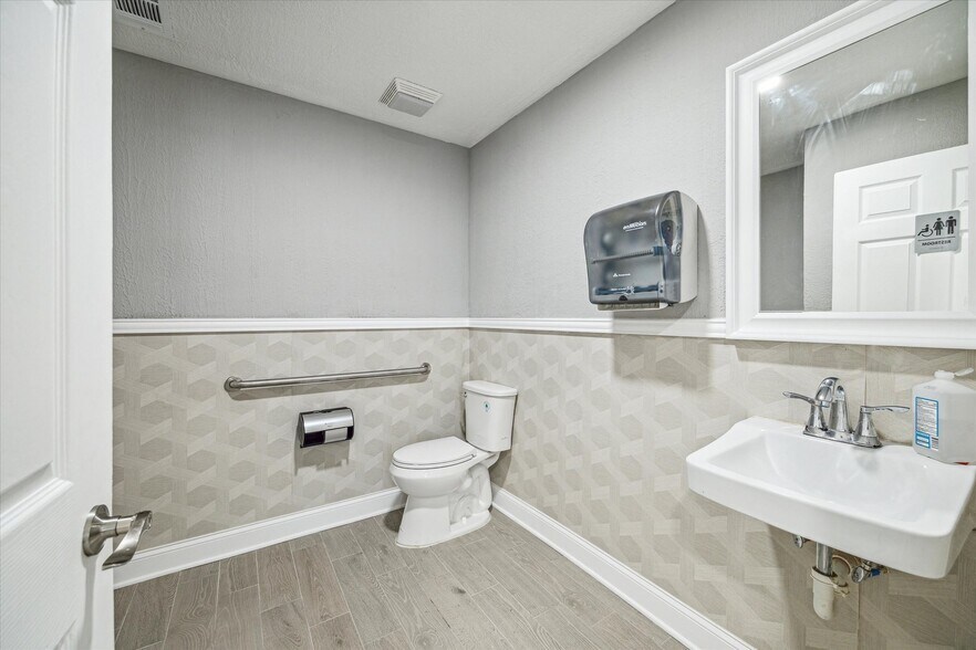 More Photos Of 28011 High Meadow Rd, Tomball Office Residential For Lease