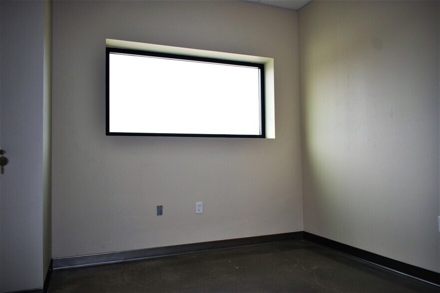 More Photos Of 9701 Northwest Expy, Yukon Showroom For Sale