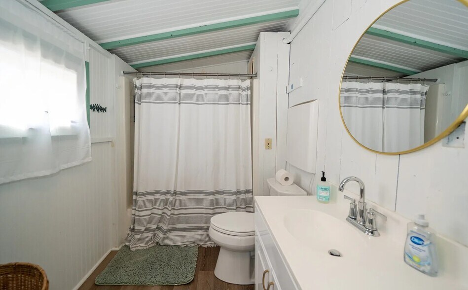 More Photos Of 9 Brunswick Ave, Vineyard Haven Specialty For Sale