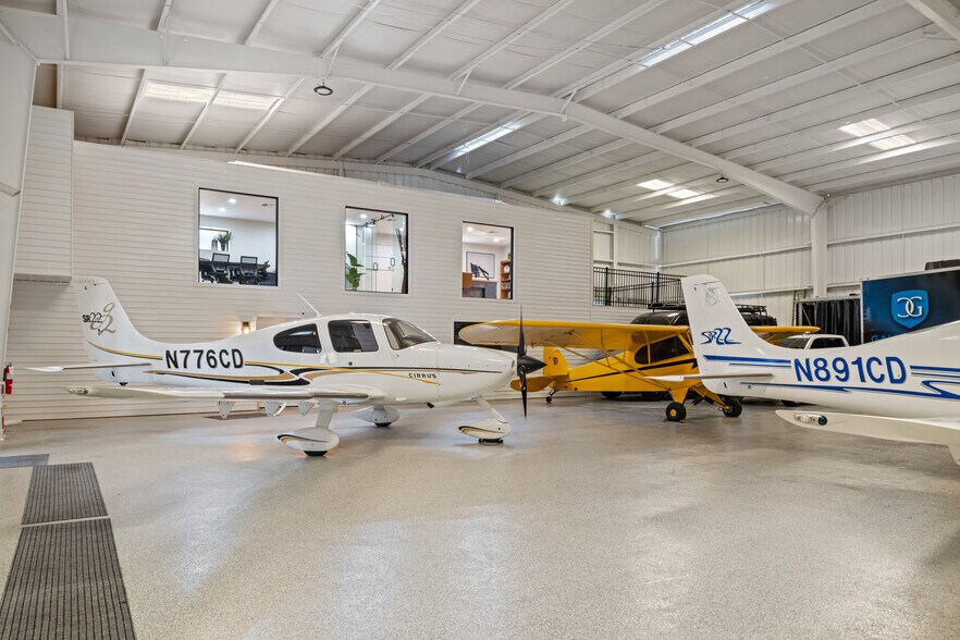 More Photos Of 18000 Groschke Rd, Houston Airplane Hangar For Lease