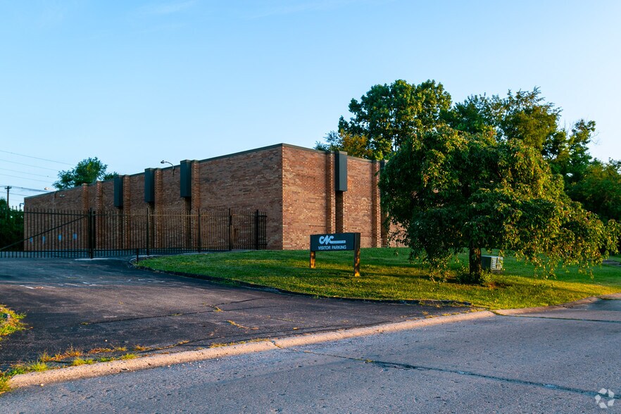 More Photos Of 4760 N Kingsway Dr, Indianapolis Flex For Lease