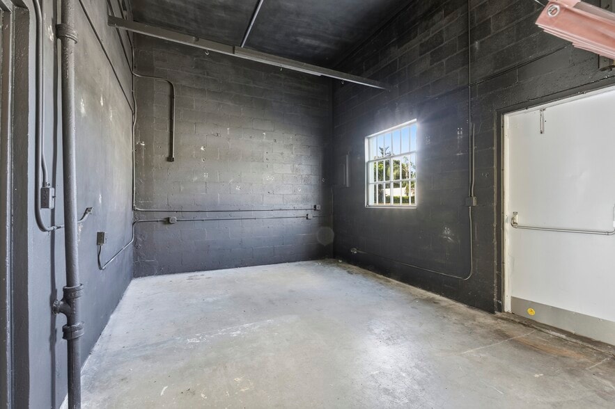 More Photos Of 5023 S Dixie Hwy, West Palm Beach Storefront For Lease