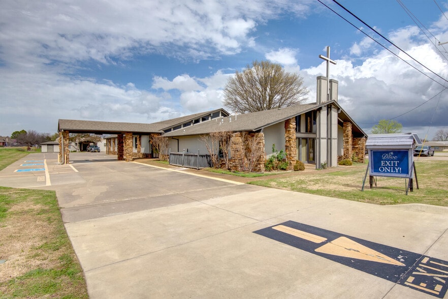 More Photos Of 2833 W Main St, Jenks Religious Facility For Sale