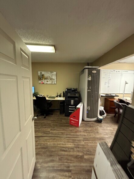 More Photos Of 440 N Broadway St, Joshua Manufacturing For Lease