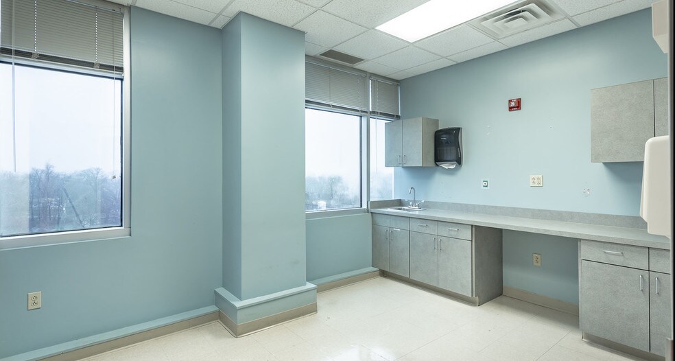 More Photos Of 2253 Chambliss Ave, Cleveland Medical For Lease