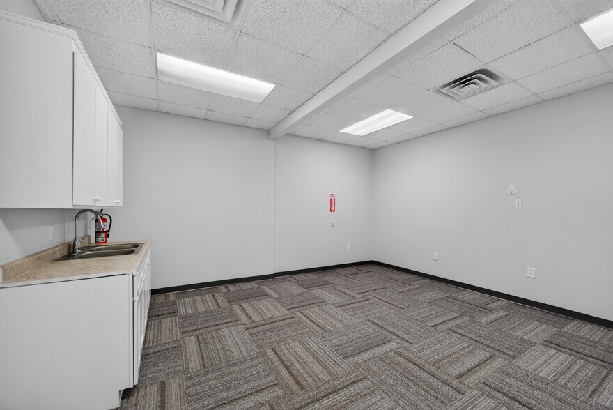 More Photos Of 514 Dabney Rd, Henderson Office For Lease