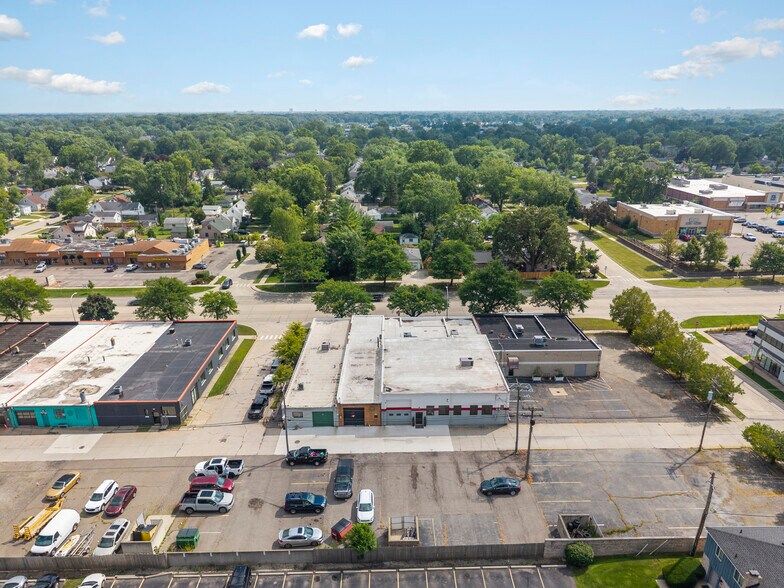 More Photos Of 1006 W 14 Mile Rd, Clawson Storefront For Lease