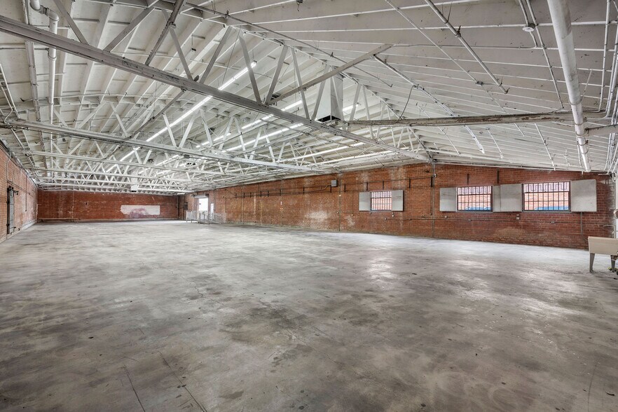 More Photos Of 3301 Maple Ave, Los Angeles Unknown For Lease