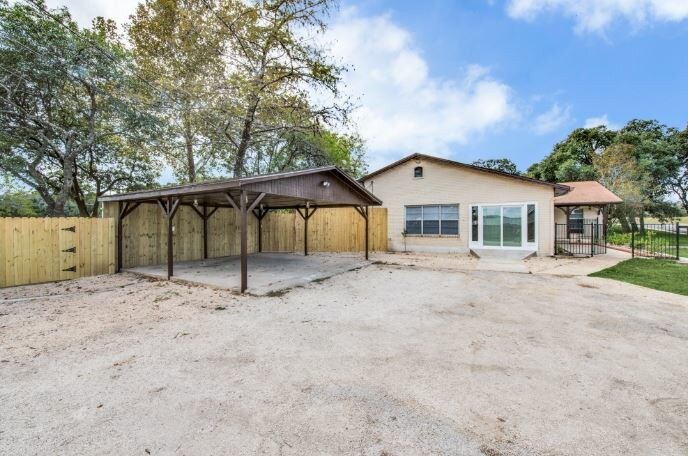 More Photos Of 101 Pine View Dr, Boerne Office Residential For Lease