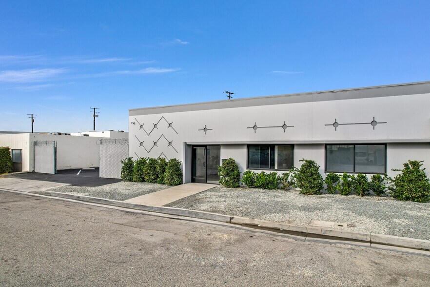 More Photos Of 1121-1127 E Ash Ave, Fullerton Warehouse For Sale