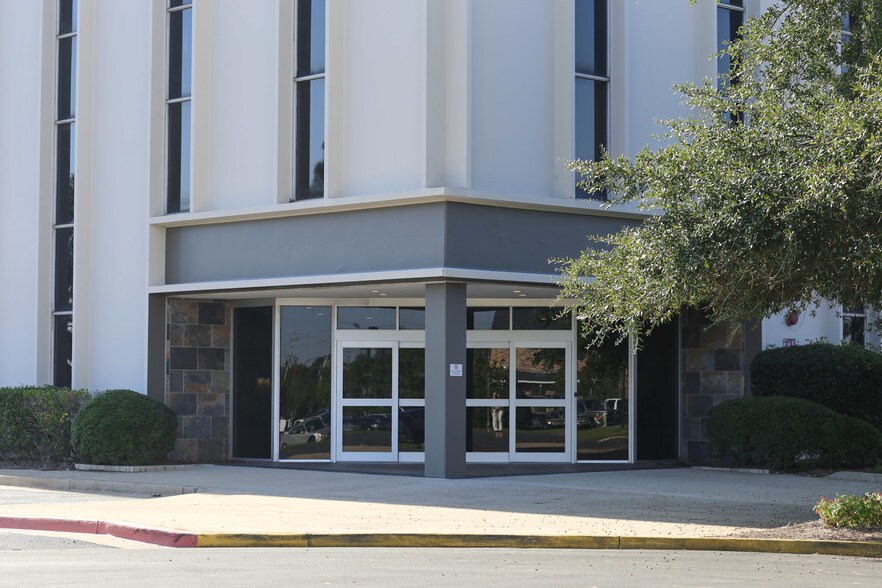 More Photos Of 900 Western America Cir, Mobile Unknown For Lease