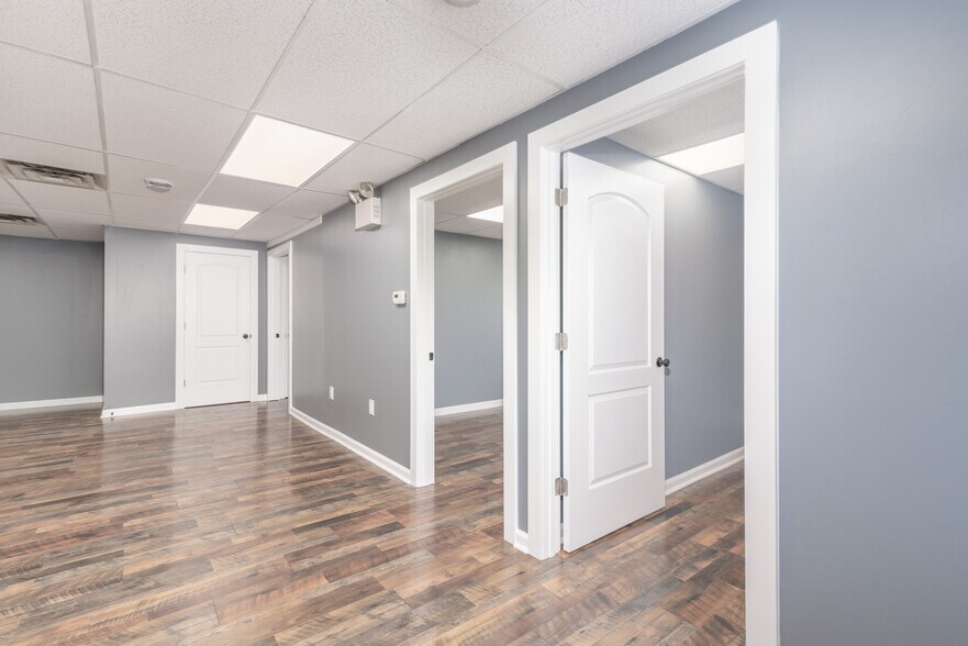 More Photos Of 238 Moon Clinton Rd, Coraopolis General Retail For Lease