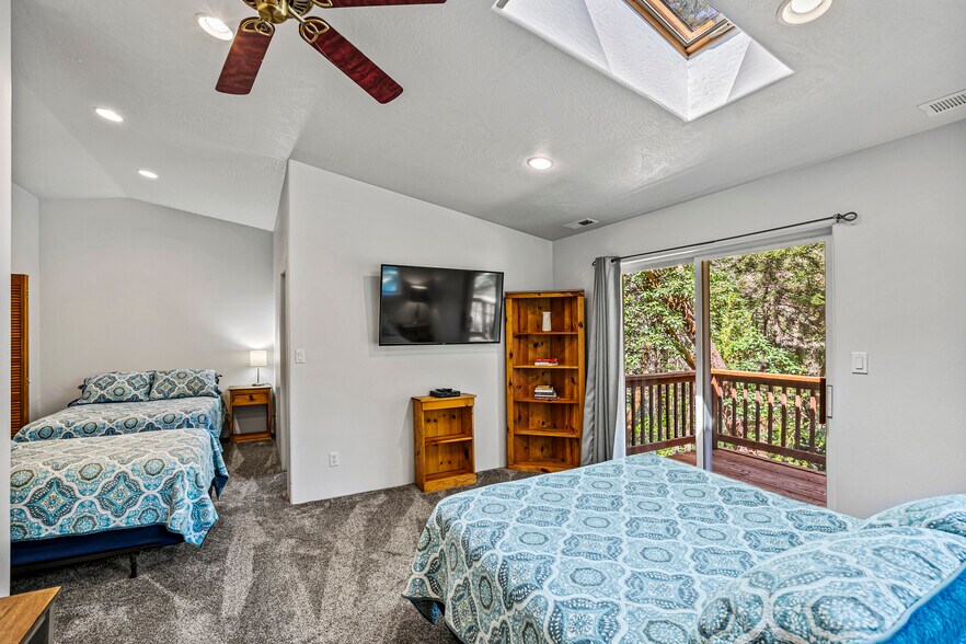 More Photos Of 11744 Galice Rd, Merlin Hotel For Sale