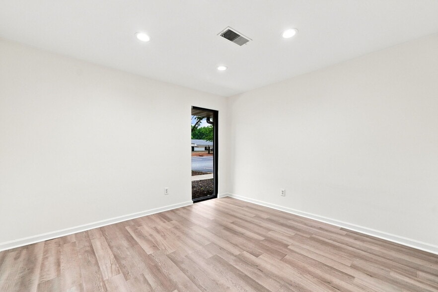 More Photos Of 600 Houze Way, Roswell Medical For Lease