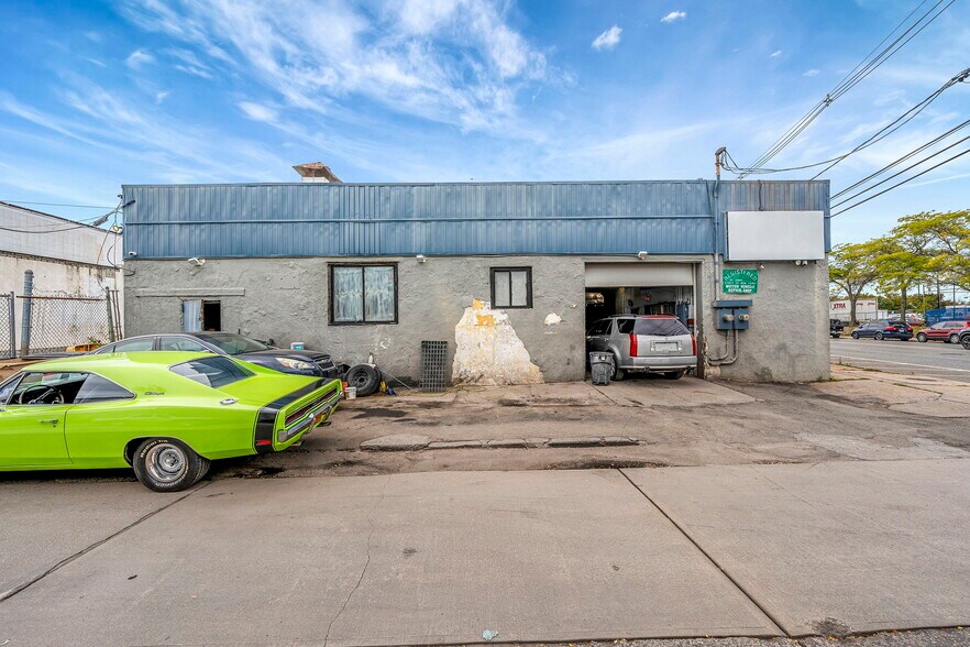 More Photos Of 116 E Merrick Rd, Freeport Warehouse For Sale