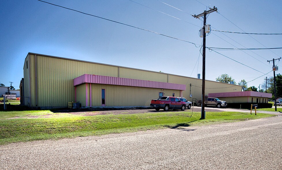 More Photos Of 6031 Fm 2767, Tyler Warehouse For Lease