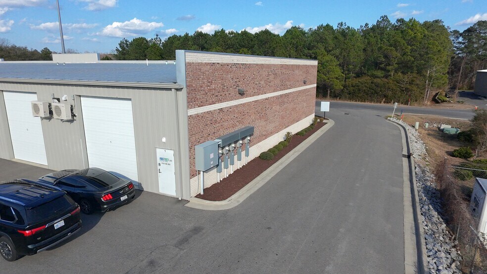 More Photos Of 2011 Corporate Dr, Wilmington Showroom For Lease