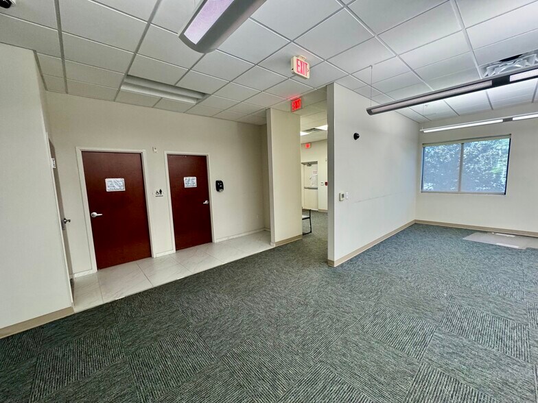 More Photos Of 298 S Yonge St, Ormond Beach General Retail For Lease