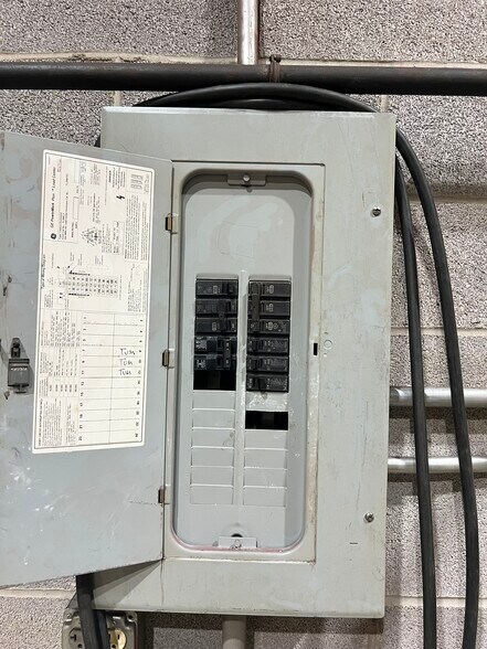 More Photos Of 33549 E Royalton Rd, Columbia Station Light Manufacturing For Sale