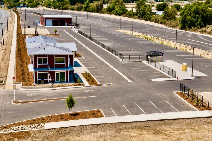 More Photos Of 35-39 E Telegraph Rd, Fillmore Freestanding For Lease