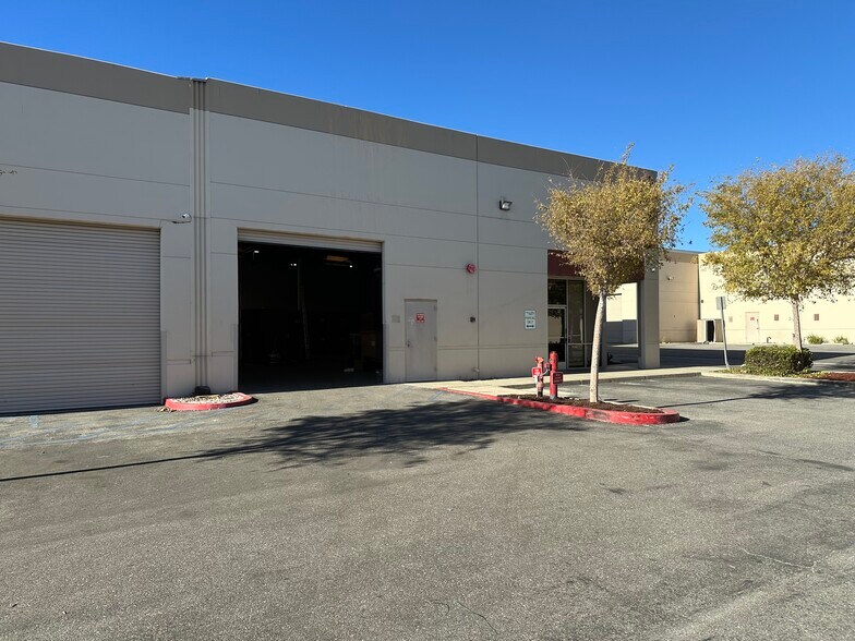 More Photos Of 41519 Cherry St, Murrieta Warehouse For Lease