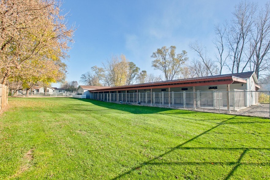 More Photos Of 4403 S Roberts Rd, Island Lake Veterinarian Kennel For Sale