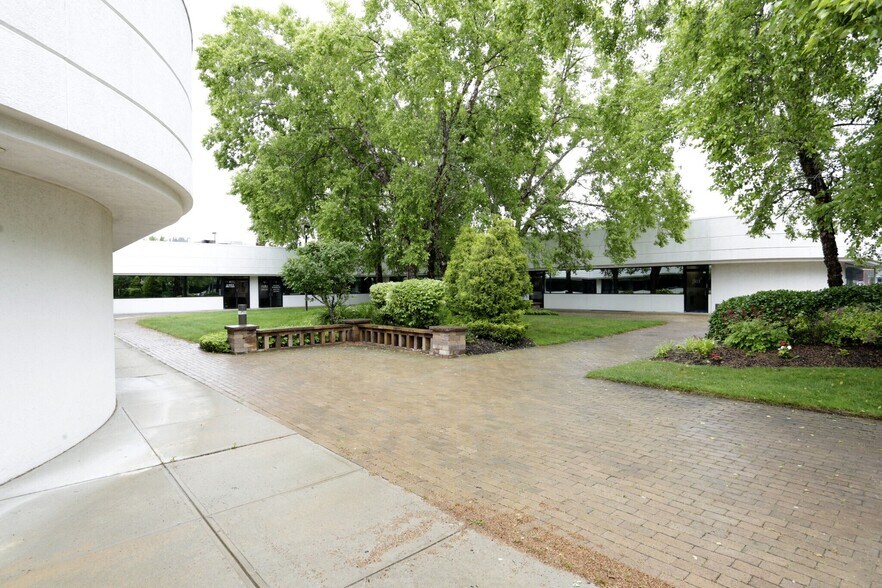 More Photos Of 3505 Veterans Memorial Hwy, Ronkonkoma Office For Sale