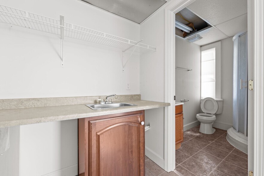 More Photos Of 421 Vine St, Eden Hotel For Sale