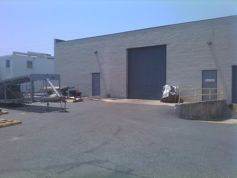 More Photos Of 1601-1607 Lakeland Ave, Bohemia Warehouse For Lease
