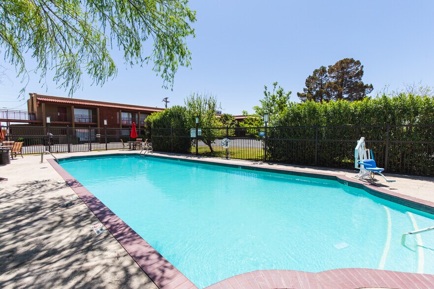 More Photos Of 1765 S Main St, Las Cruces Hotel For Sale