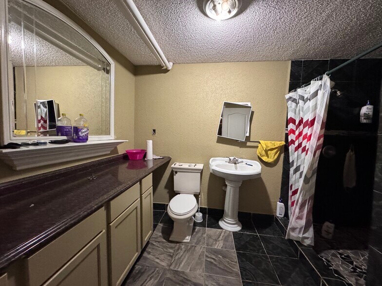 More Photos Of 1221 Overland Ave, Burley Storefront For Sale