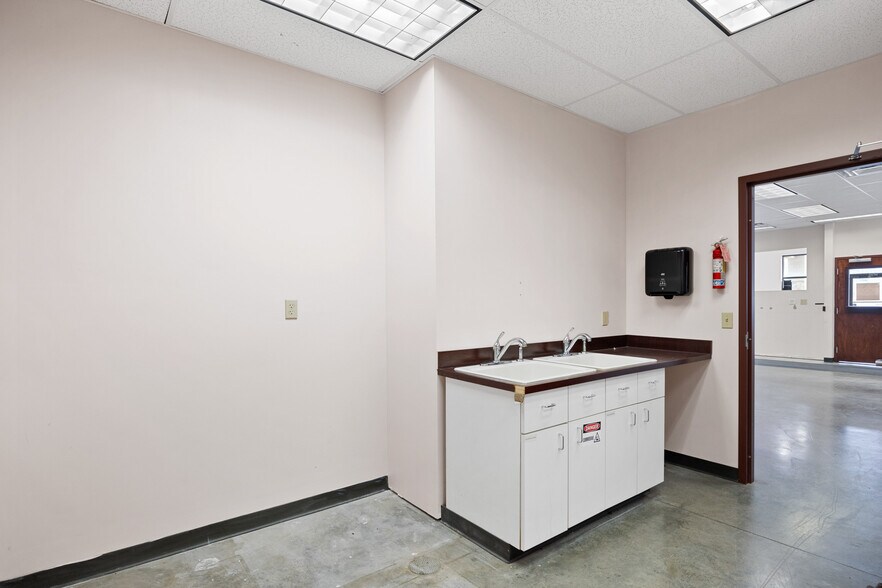 More Photos Of 1495 E 10th St, Jeffersonville Drugstore For Sale