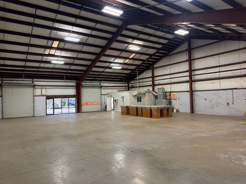 More Photos Of 3653 Regent Blvd, Jacksonville Warehouse For Lease