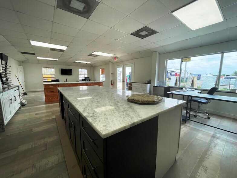 More Photos Of 3205 Hanson St, Fort Myers Warehouse For Lease