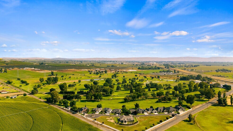 More Photos Of 31 Ray Rd, Sunnyside Sports And Entertainment For Sale