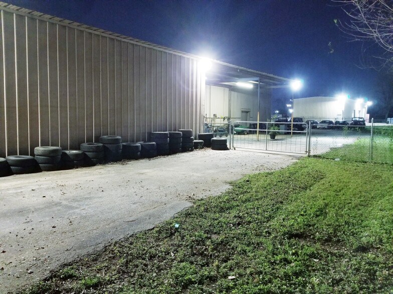 More Photos Of 410 W Canino Rd, Houston Manufacturing For Sale