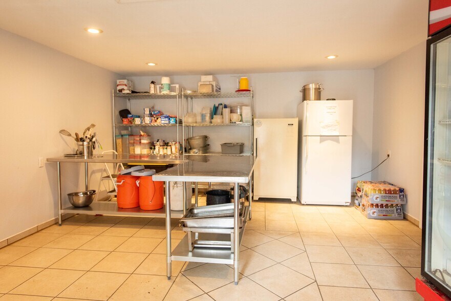 More Photos Of 206 Elrod Ave, Maupin Storefront Retail Residential For Lease